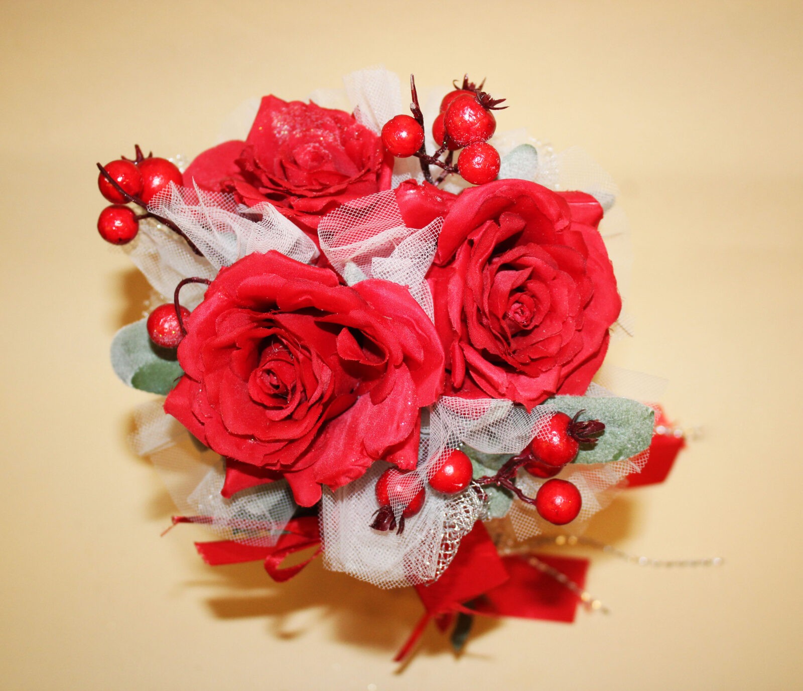 bouquet colorato di fiori artificiali in tessuto, rose rosse finte